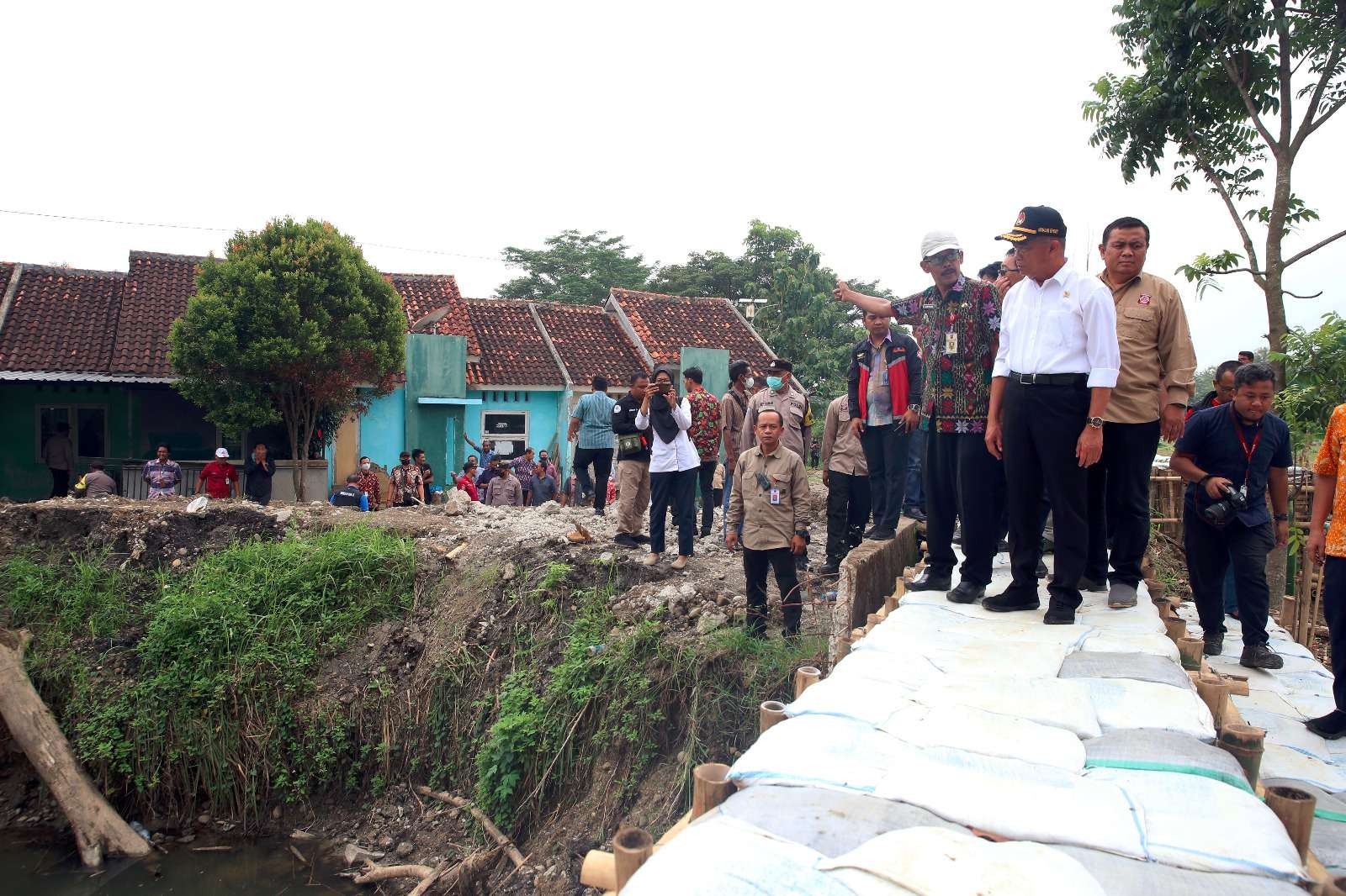 Menteri Koordinator Bidang Pembangunan Manusia dan Kebudayaan (Menko PMK) Muhadjir Effendy blusukan meninjau lokasi jebolnya tanggul Sungai Pengkol di kawasan Perumahan Dinar Indah, Kelurahan Meteseh, Kecamatan Tembalang, Kota Semarang, Selasa 31 Januari 2023. (Foto: ANO)