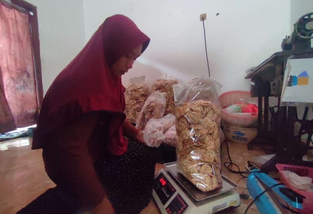 Keripik tempe kemasan 2 kg siap dijajakan ke agen.(Foto Deni Lukmantara/Ngopibareng)