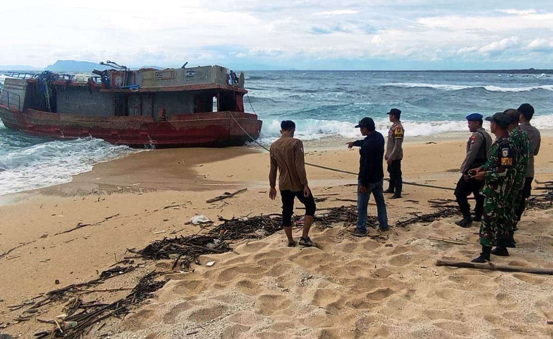 Kapal Mesin Gunung Baru 1 yang ditemukan di pantai Taman Nasional Alas Purwo (Foto: istimewa)