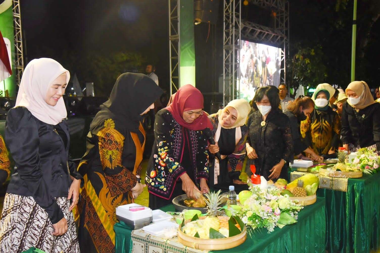 Gubernur Jawa Timur, Khofifah Indar Parawansa saat ngulek bumbu rujak erok-erok di Alun-alun, Kota Probolinggo. (Foto: Instagram @khofifah_ip)