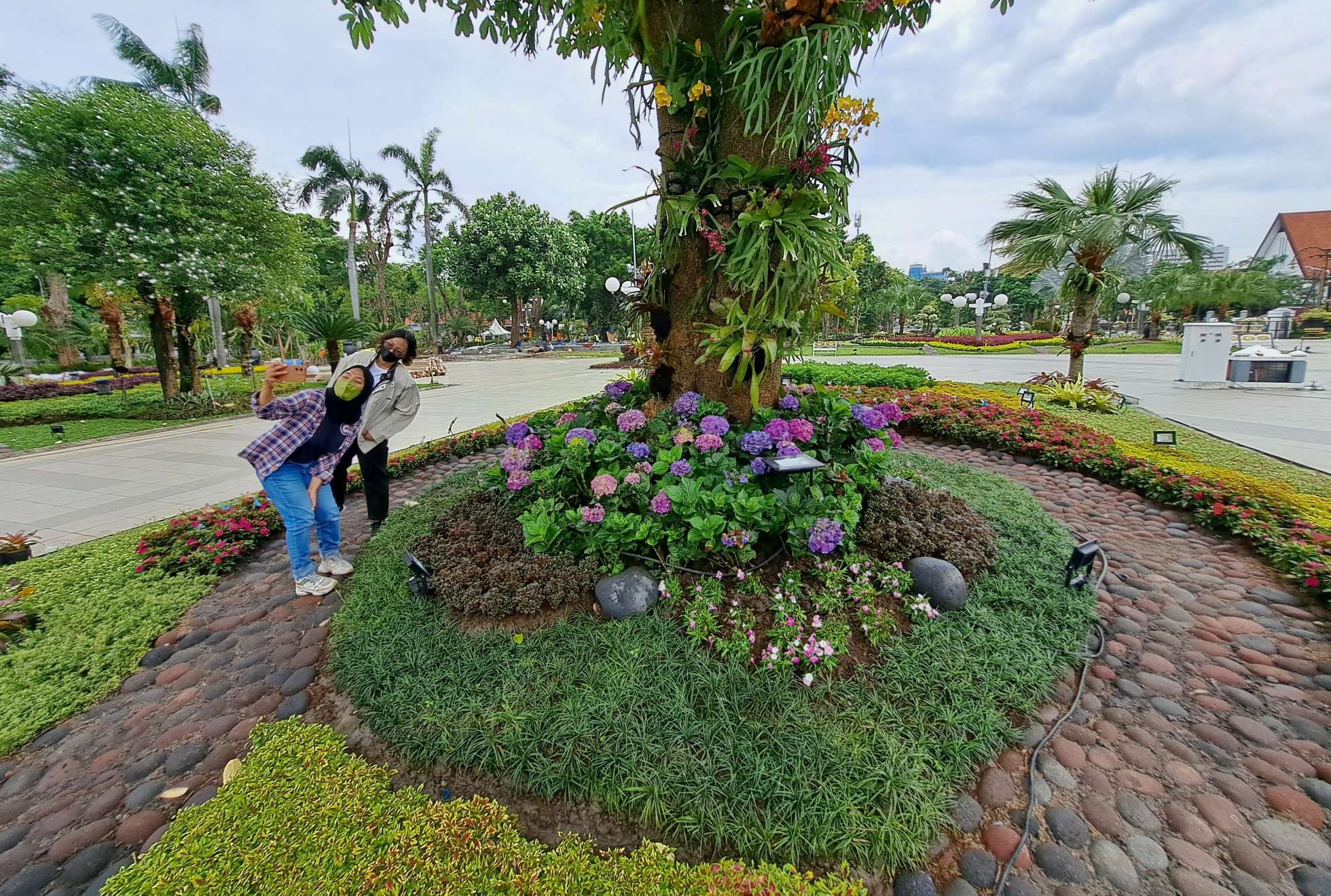 Pengunjung yang ada di Taman Balai Kota Surabaya sedang berswafoto. (Foto: Pita Sari/Ngopibareng.id)