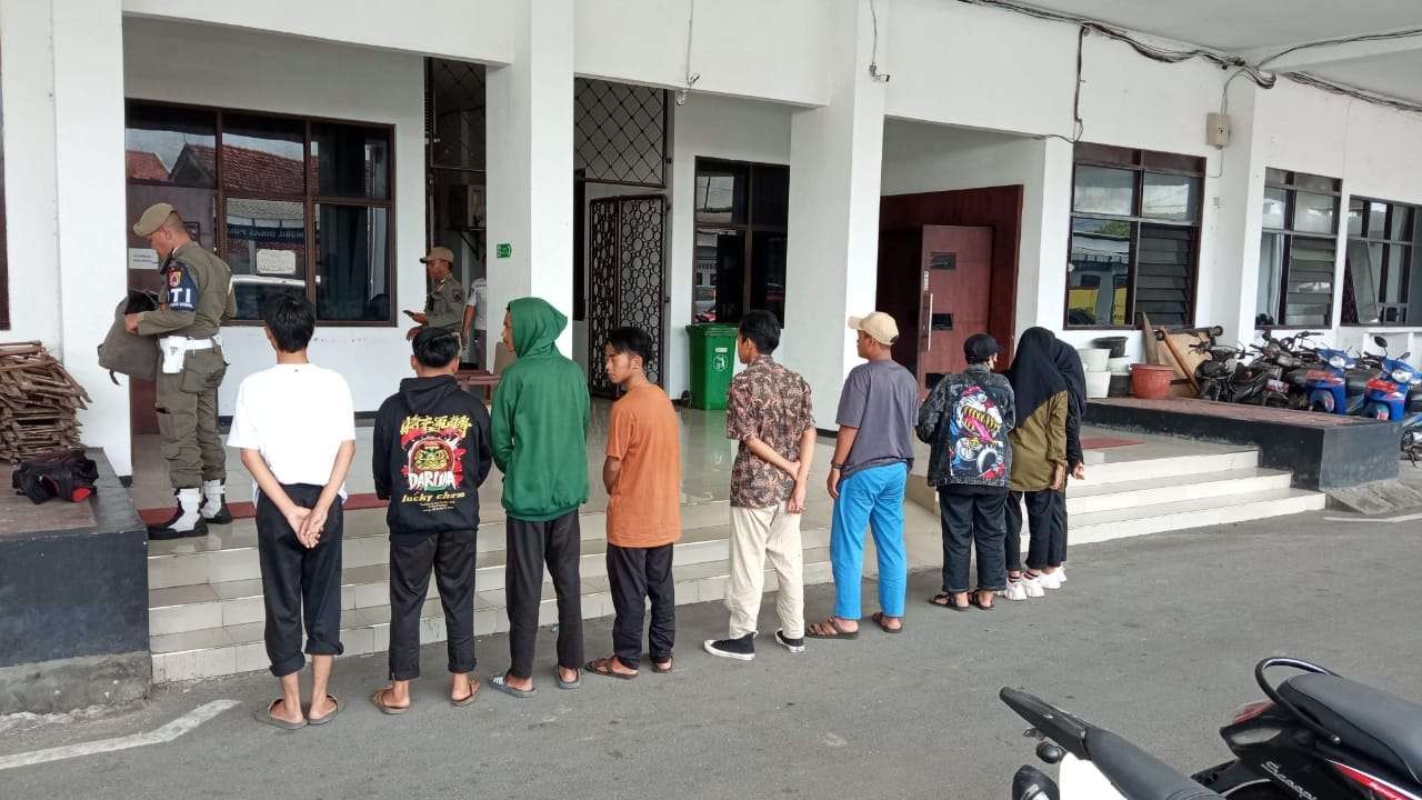 Sembilan siswa bolos terjaring razia Satpol PP di Rest Area Jubung (Foto: Dok Satpol PP Jember)