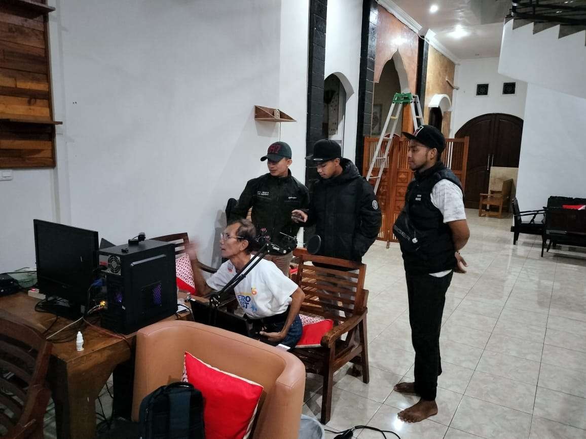 Polisi memeriksa hasil rekaman CCTV terkait kasus seorang bocah mengaku diculik. (Foto: Ikhsan Mahmudi/Ngopibareng.id)