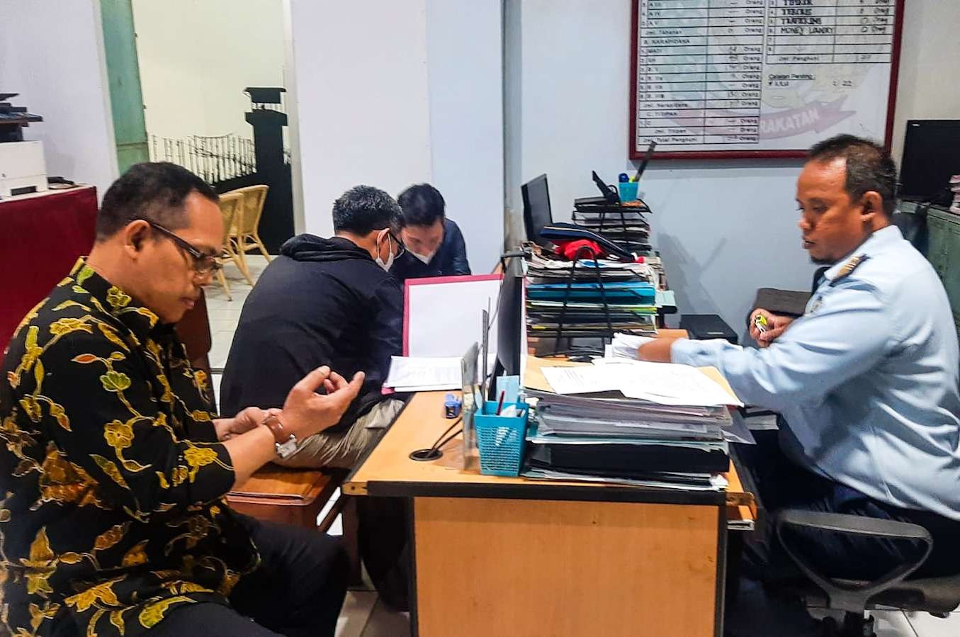 Eks Hakim Itong (batik hitam) saat tiba di Lapas Porong (Foto : Aini/Ngopibareng.id)