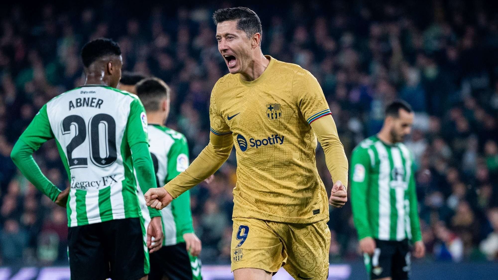 Lewandowsky mencetak gol kemenangan untuk membawa Barcelona kokoh di puncak klasemen sementara. (Foto: Reuters)