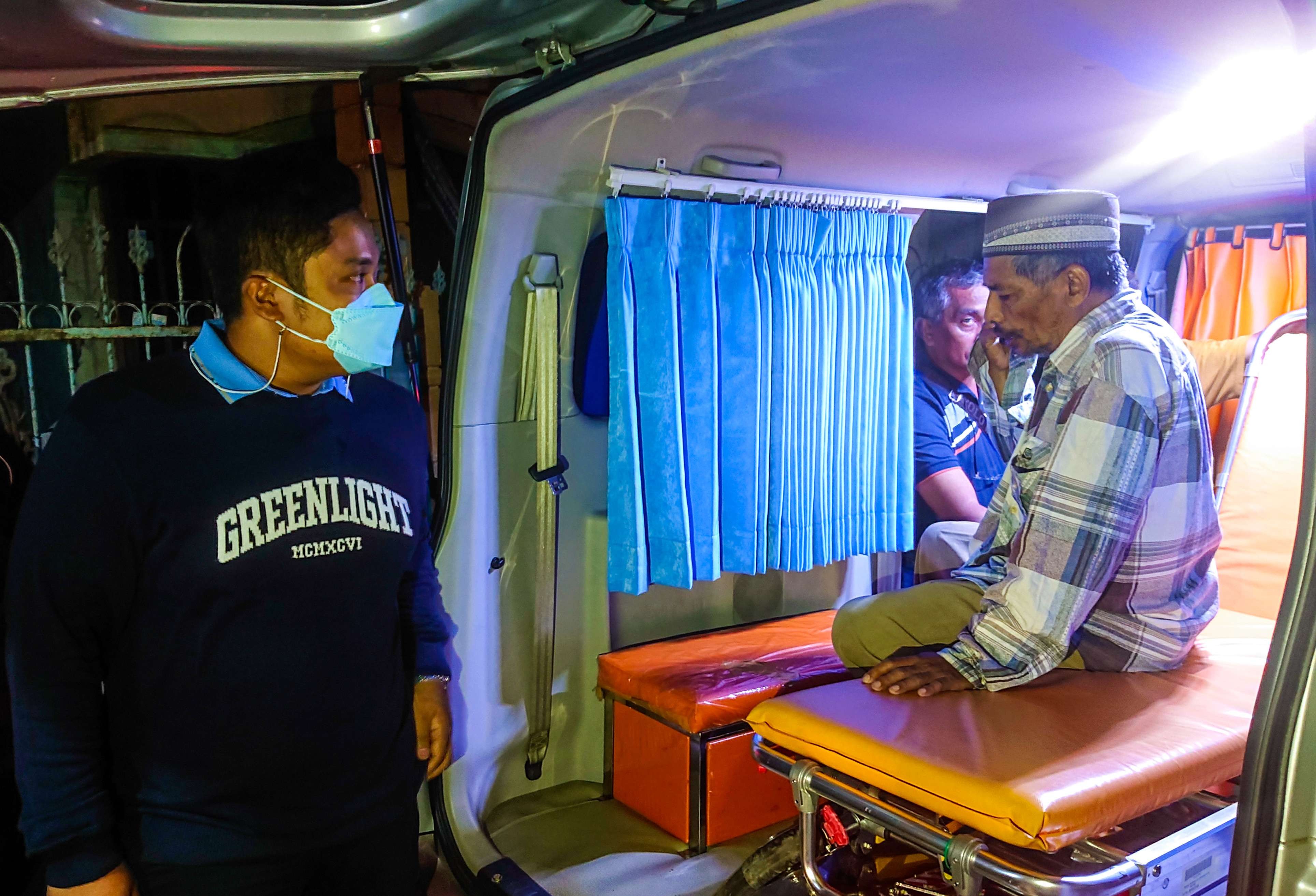 Suwanji (peci putih) saat berada di dalam ambulan (foto : Aini/Ngopibareng.id)