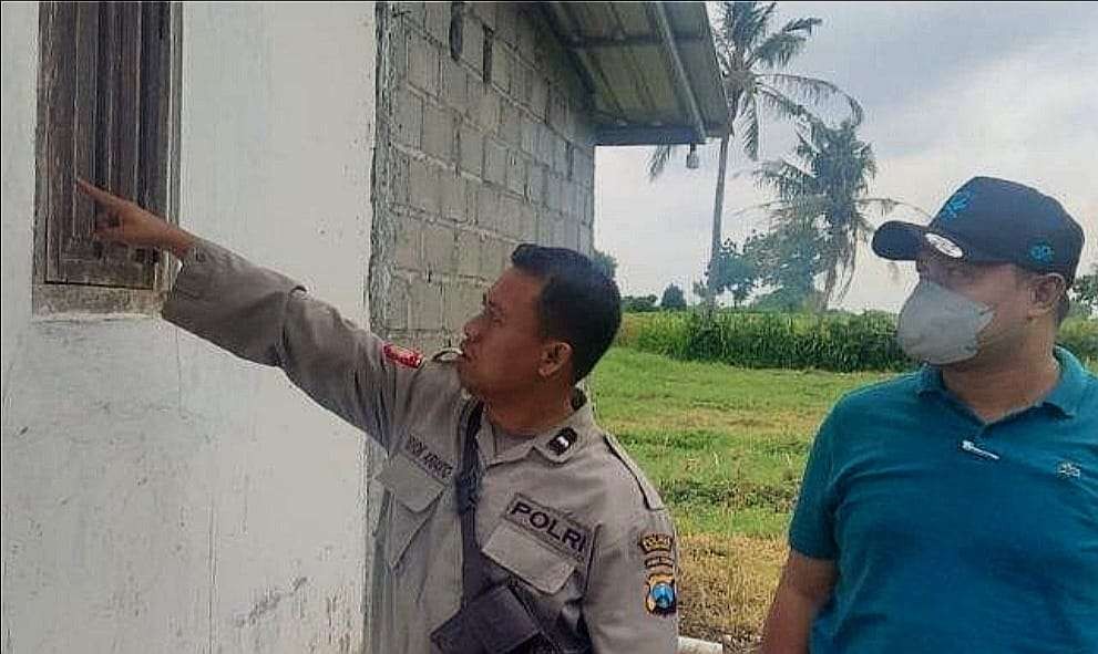 Anggota Polsek Banyuputh Situbondo menunjukkan jendela rumah rusak. (Foto: Humas Polsek Bungatan)