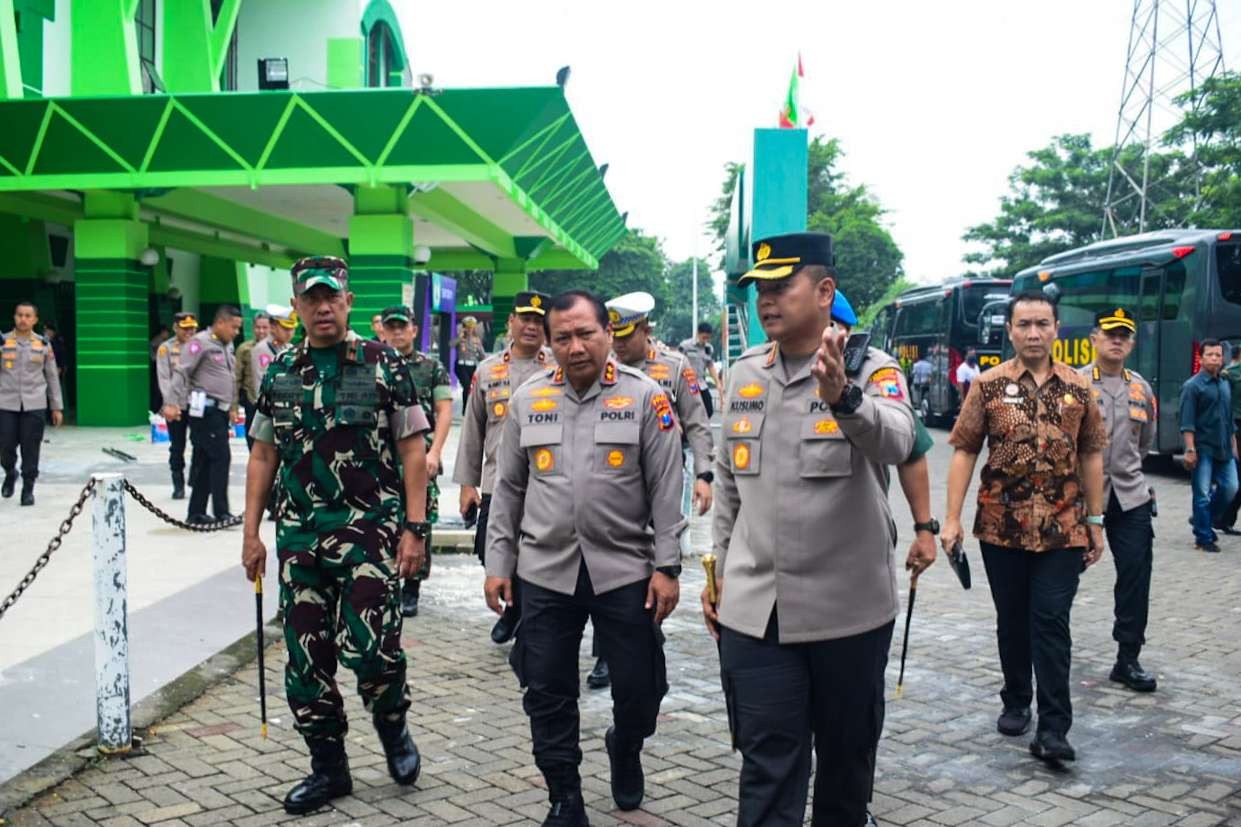 Kapolda Jatim bersama Kapolresta Sidoarjo saat meninjau lokasi Harlah satu abad NU di GOR Sidoarjo (foto : Aini/Ngopibareng.id)