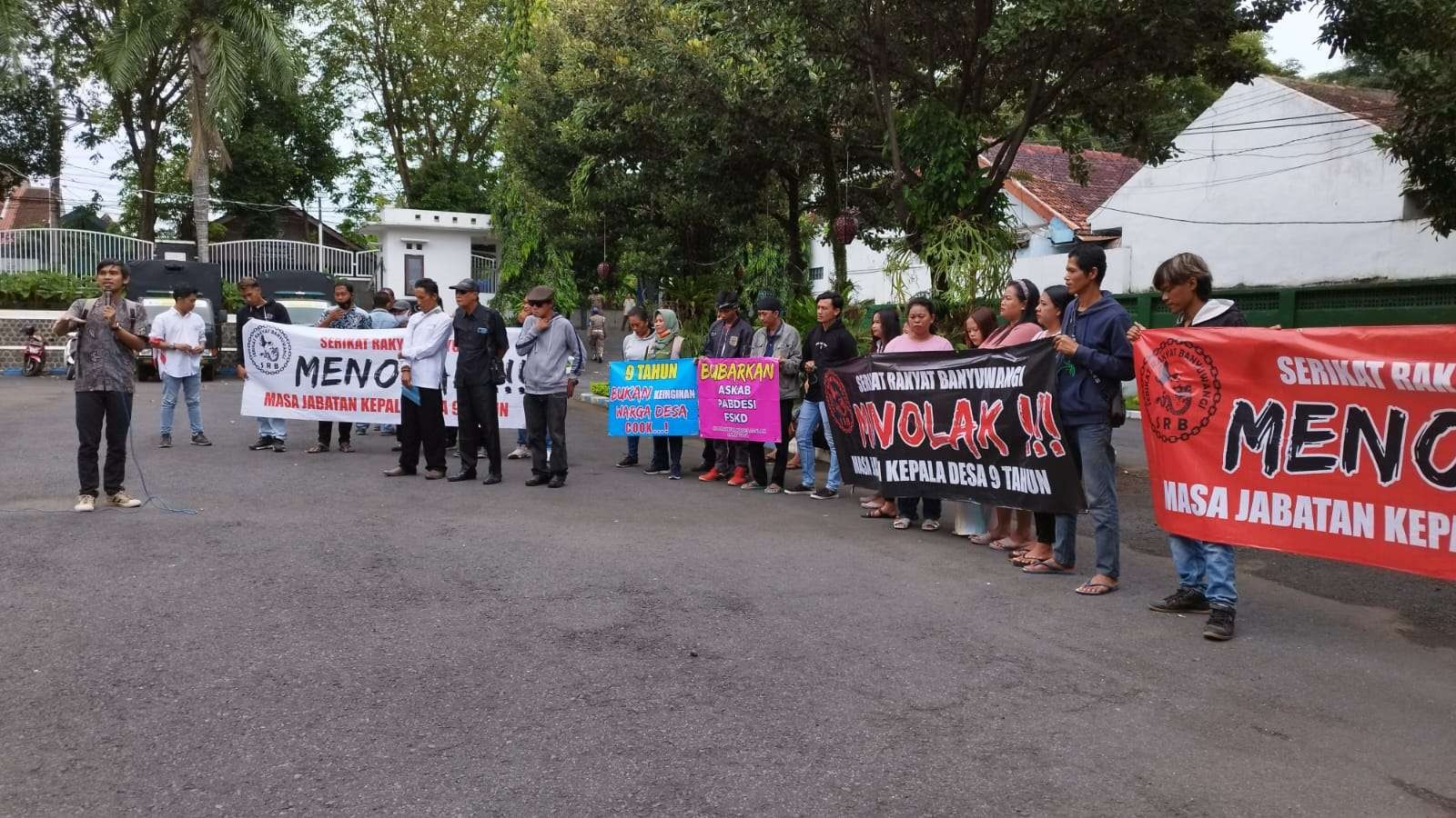 Massa SRB melakukan aksi di halaman Gedung DPRD Banyuwangi (foto: Muh Hujaini/Ngopibareng.id)