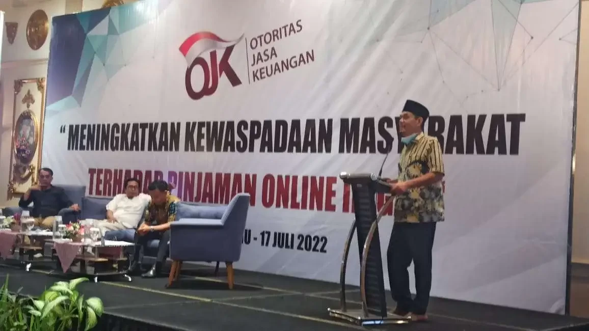 Anggota Komisi XI DPR RI Zulfikar Arse Sadikin memberikan materi pada tentang pinjaman online yang resmi, jika masyarakat memang terpaksa membutuhkan pinjaman uang.(Foto: Muh Hujaini/Ngopibareng.id)