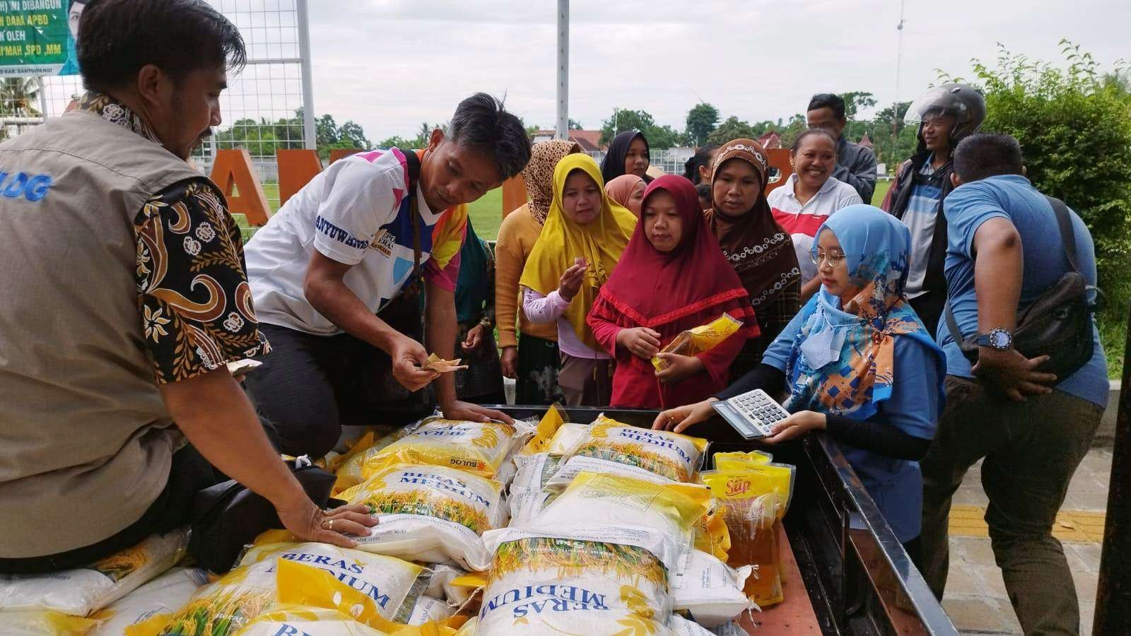 Ibu-ibu menyerbu operasi pasar yang digelar Bulog Banyuwangi di Kecamatan Giri pada Kamis Pagi (foto: Muh Hujaini/Ngopibareng.id)