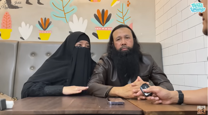 Peggy Melati Sukma, mantan artis yang sudah hijrah dengan berdakwah dan ganti nama Khadijah ini, menikah dengan pengusaha bernama Syaikh DR Reza Abdul Jabbar. (Foto: YouTube Cerita Untungs)