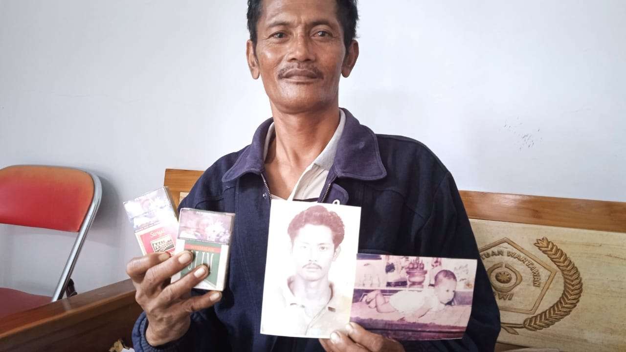 Edy Santoso dengan barang bukti foto diri dan anaknya yang terpampang pada bungkus rokok. (Foto: Imron Rosidi/Ngopibareng.id)