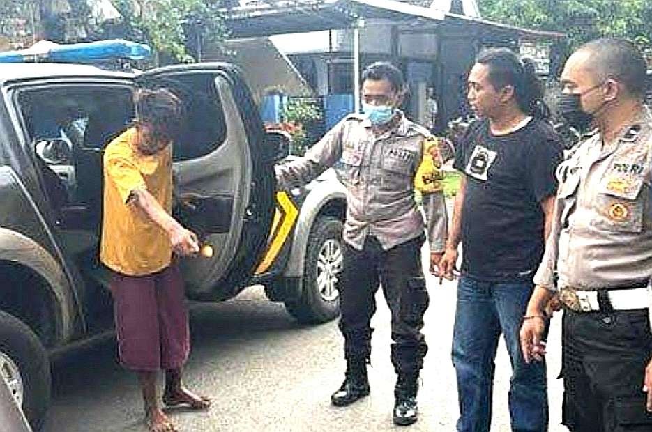 Pelaku penjambretan dengan kawalan polisi menunjukkan TKP merampas HP milik seorang ibu di Situbondo.(humas polres situbondo)