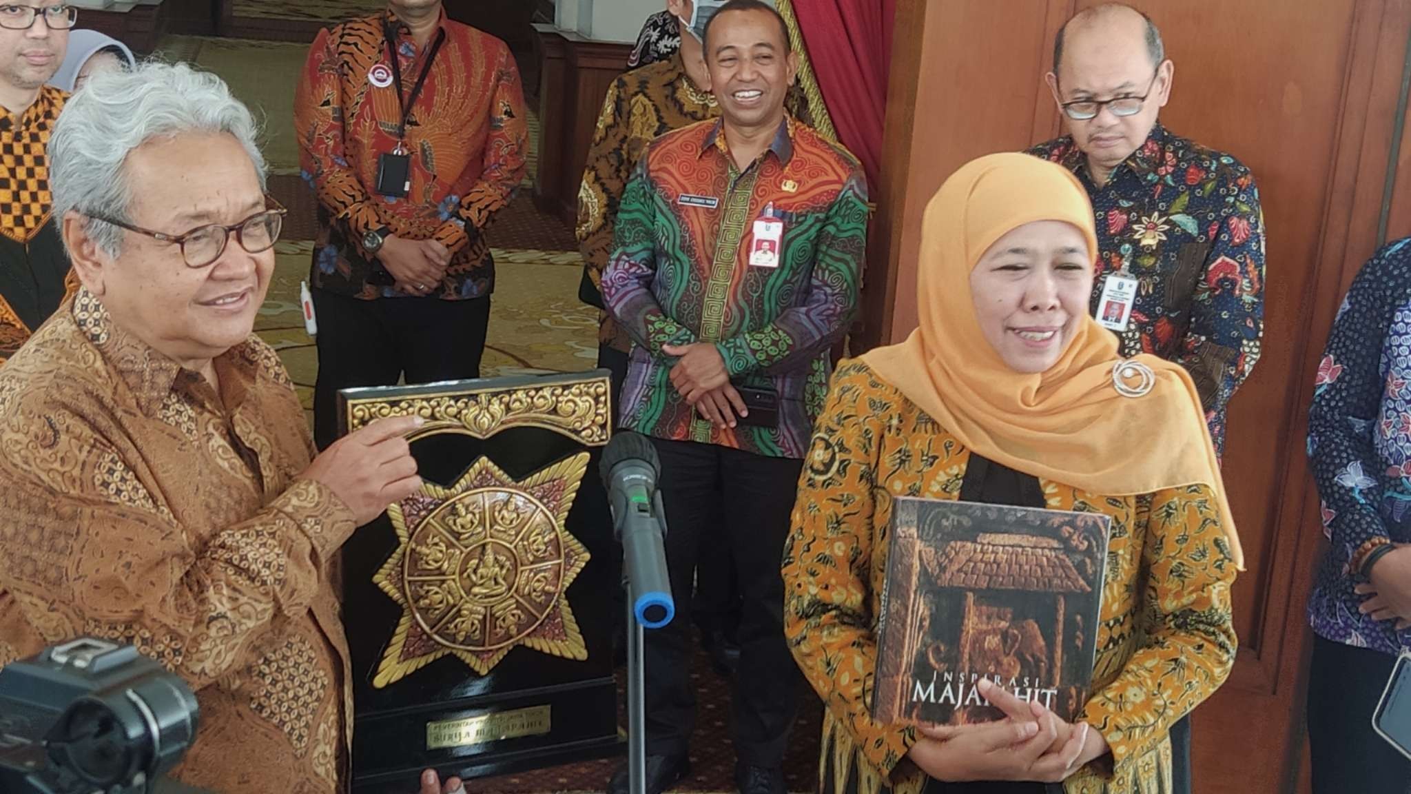 Dubes Indonesia Heri Akhmadi bersama Gubernur Jatim Khofifah Indar Parawansa usai pertemuan di Gedung Negara Grahadi, Surabaya, Jumat 3 Januari 2023. (Foto: Fariz Yarbo/Ngopibareng.id)