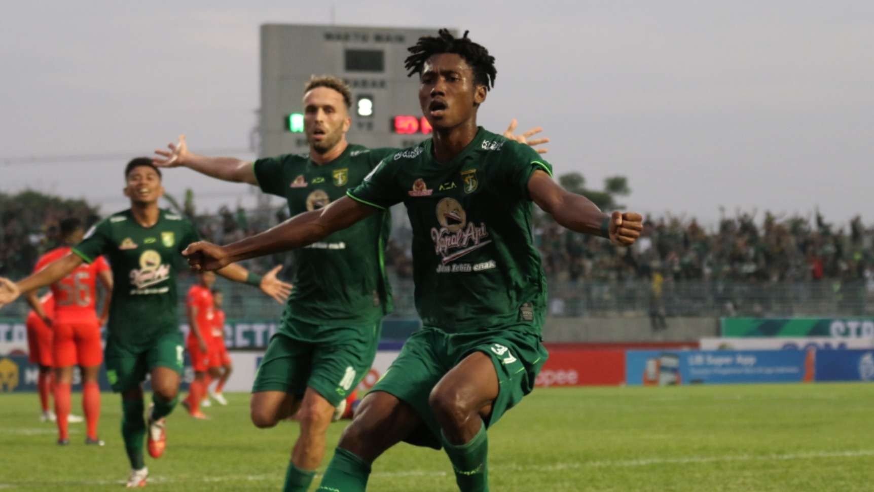 Pemain Persebaya, Alta Ballah melakukan selebrasi usai menjebol gawang Borneo FC di Stadion Gelora Joko Samudro, Gresik, Jumat 3 Januari 2023. (Foto: Fariz Yarbo/Ngopibareng.id)