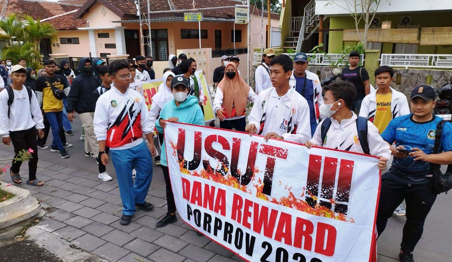 Atlet Banyuwangi melakukan aksi di depan Kantor KONI Banyuwangi untuk menagih reward (Foto: Muh Hujaini/Ngopibareng.id)