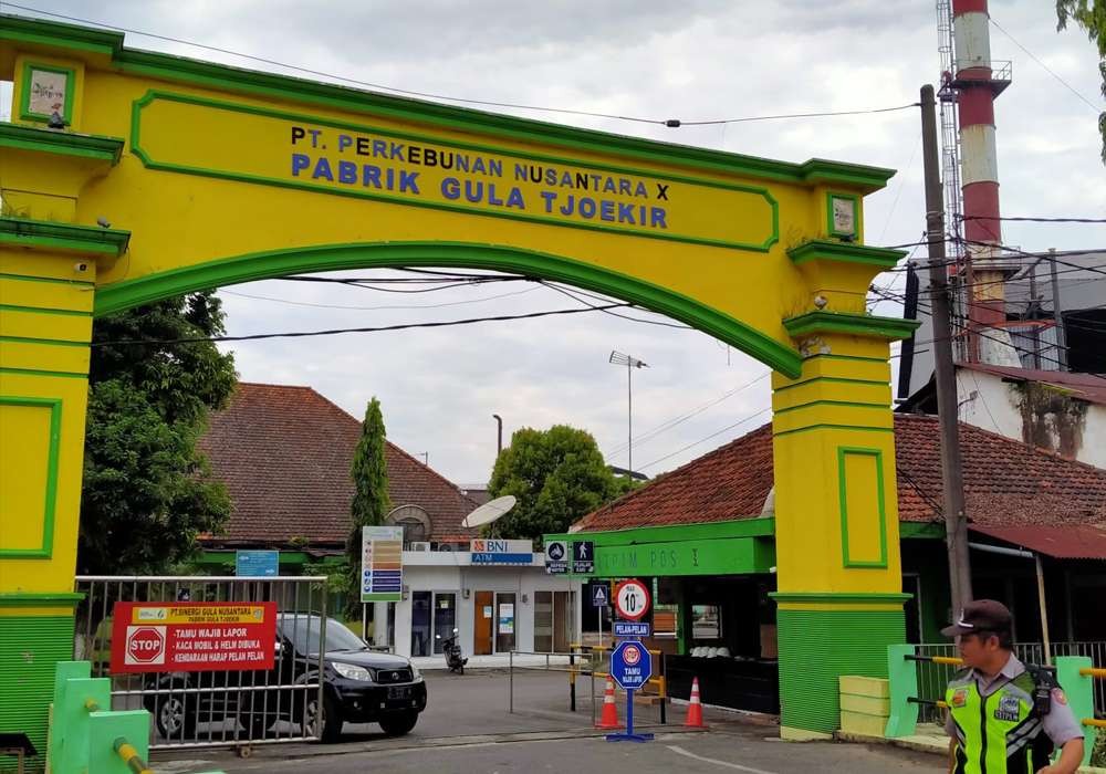 Gerbang depan Pabrik Gula Tjoekir Jombang. (Foto: Amir Tejo/Ngopibareng.id)