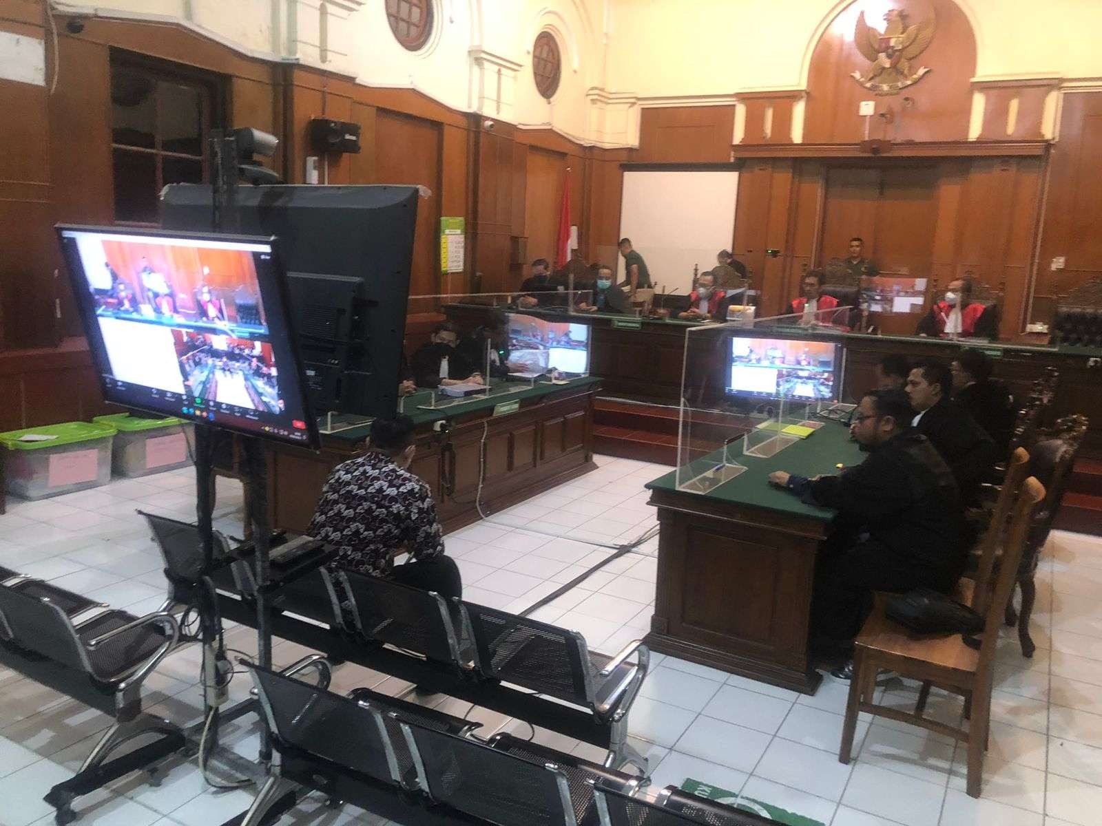 Kedua terdakwa Tragedi Kanjuruhan, Ketua Panpel Arema FC Abdul Haris dan Security Officer Suko Sutrisno menjalani sidang tuntutan. (Foto: Andi Dwi/Ngopibareng.id)