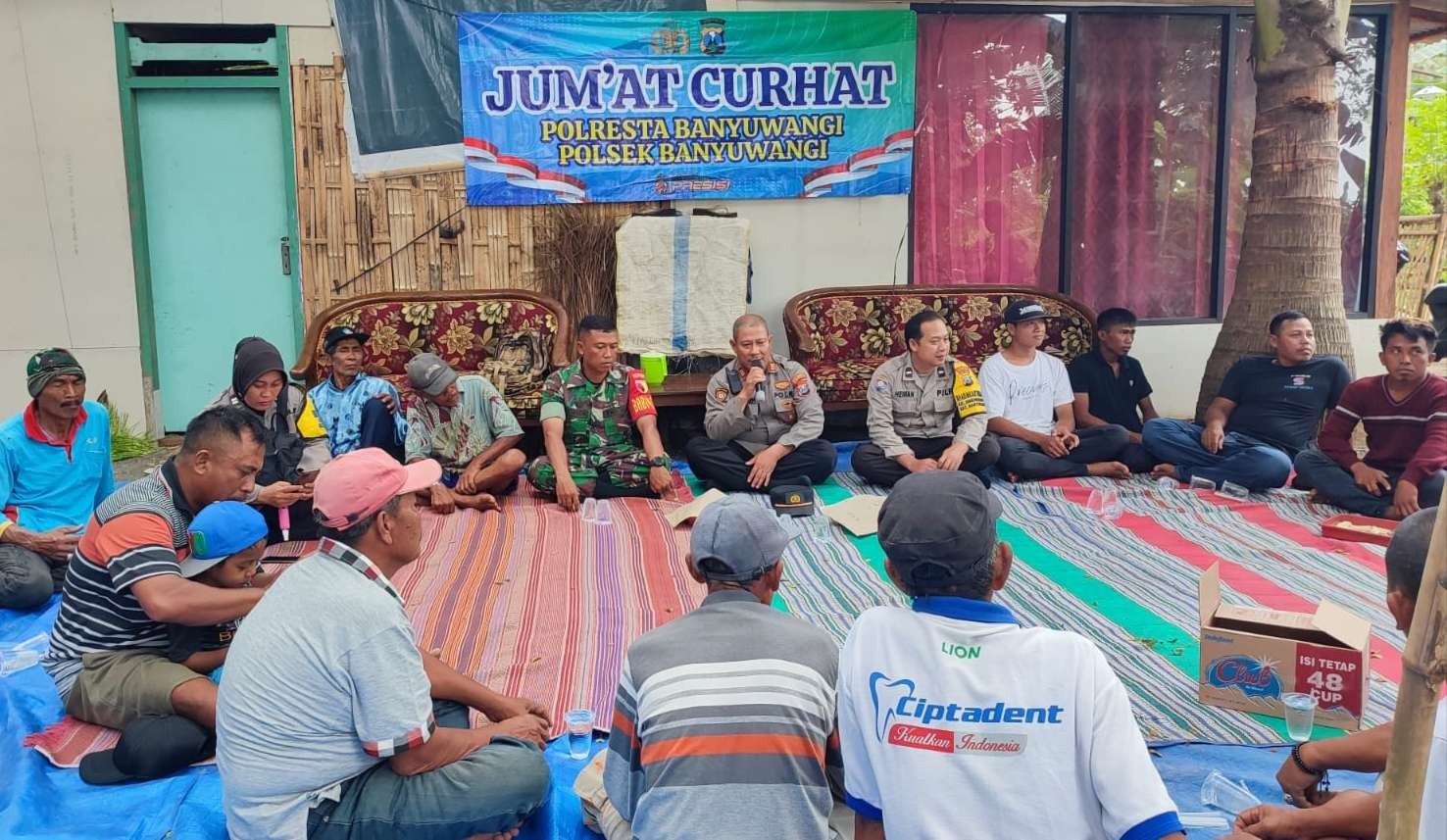 Warga berbincang dengan Polisi dan Bhabinsa untuk menyampaikan aspirasinya. (Foto: Istimewa)