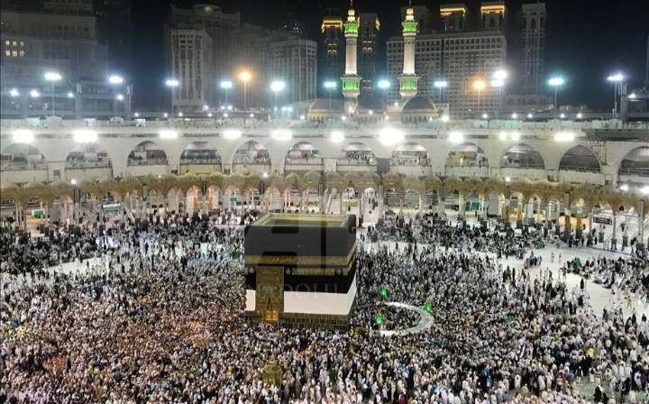 Pemandangan umat muslim sedang tawaf di Baitullah, yang menjadi bagian saat melaksanakan ibadah haji. (Foto: Kemenag)