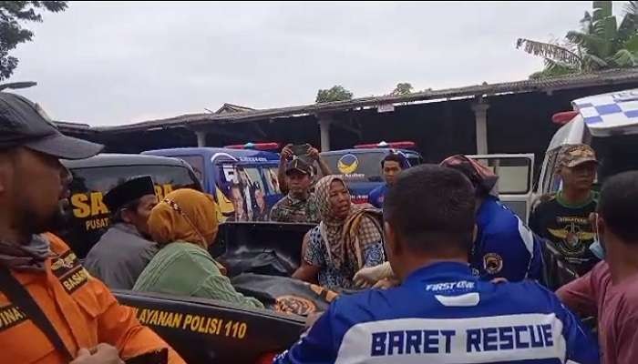 Proses evakuasi jasad korban hanyut oleh petugas gabungan (Foto: Istimewa)