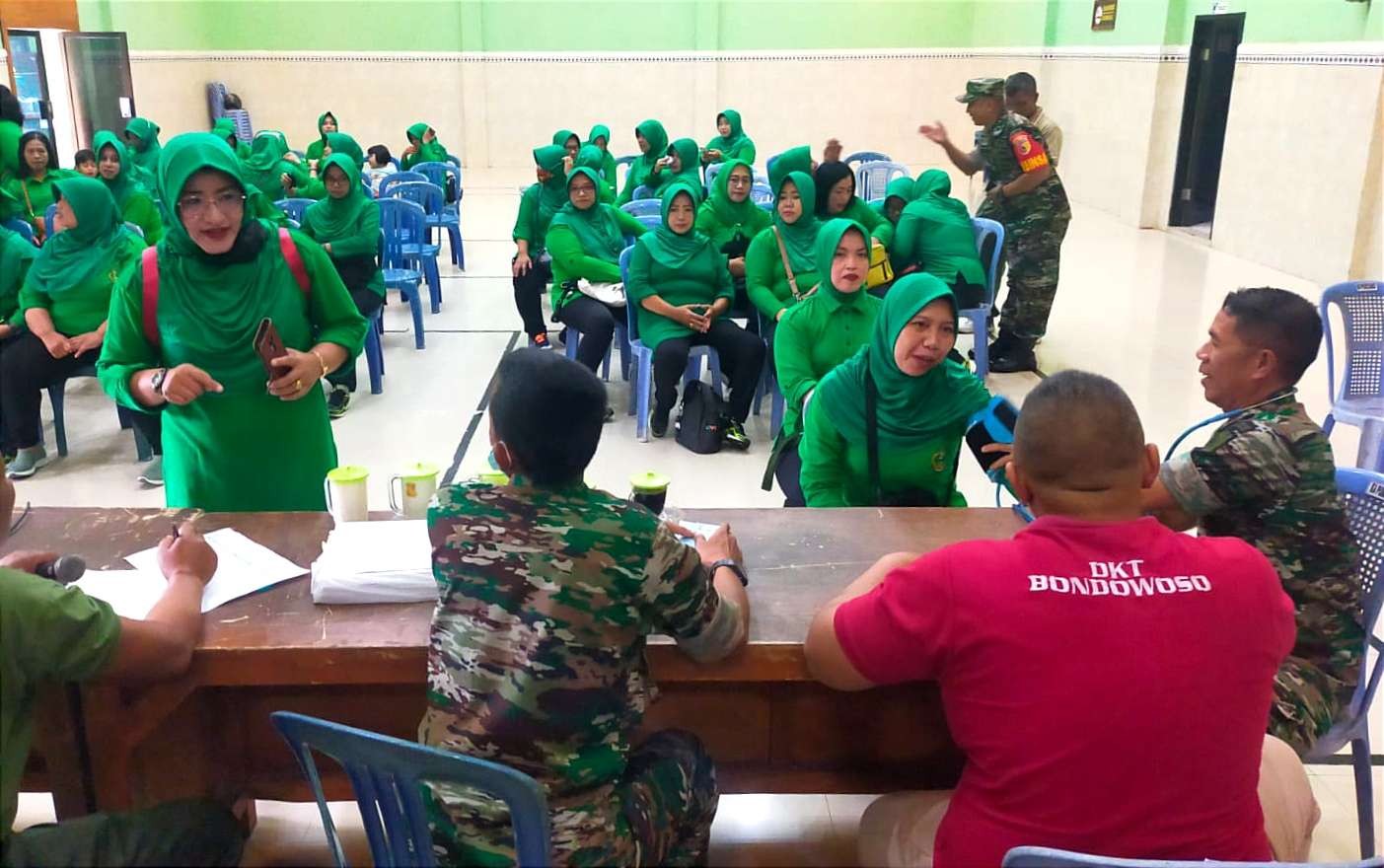 Prajurit TNI Kodim 0822 Bondowoso dan istri menerima vaksin COVID-19 booster kedua di Makodim setempat. (Foto: Guido Saphan/Ngopibareng.id)