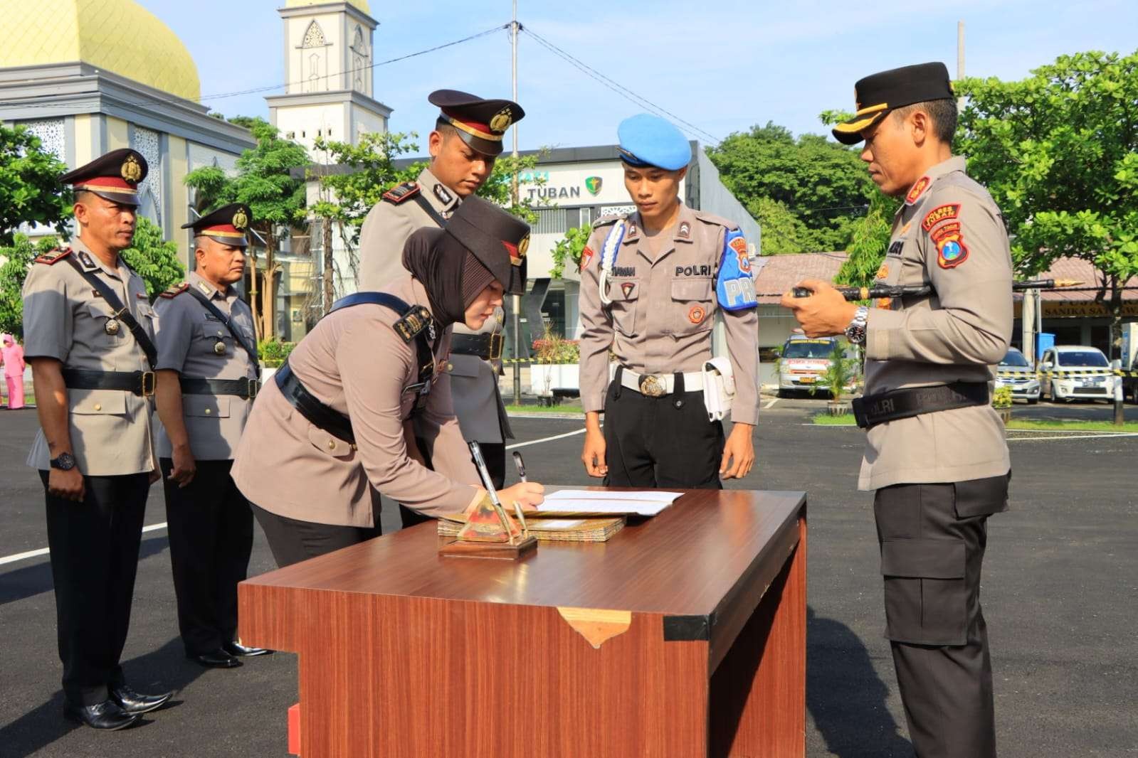 Upacara serah terima jabatan di lapangan Mapolres Tuban di pimpin oleh Kapolres (dok. Polres Tuban)