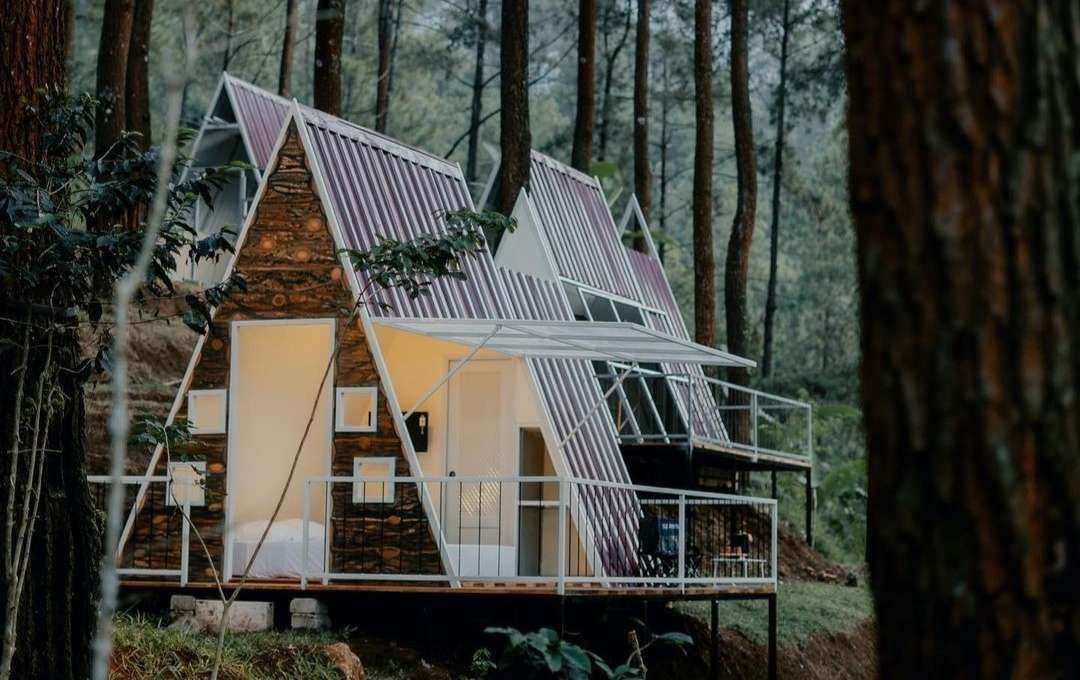 Glamping di tengah hutan pinus. (Foto: Dokumen Locca Lodge Trawas)