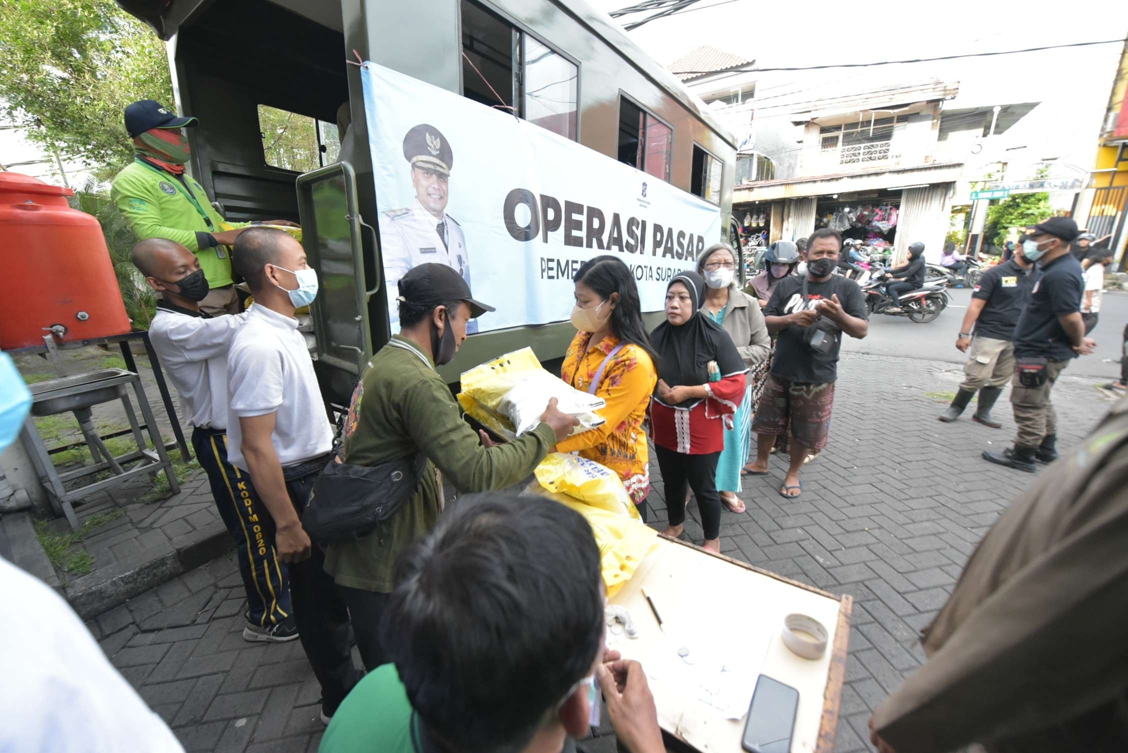 Pemkot Surabaya menggelar operasi pasar, Sabtu 4 Februari 2023. (Foto: Fariz Yarbo/Ngopibareng.id)