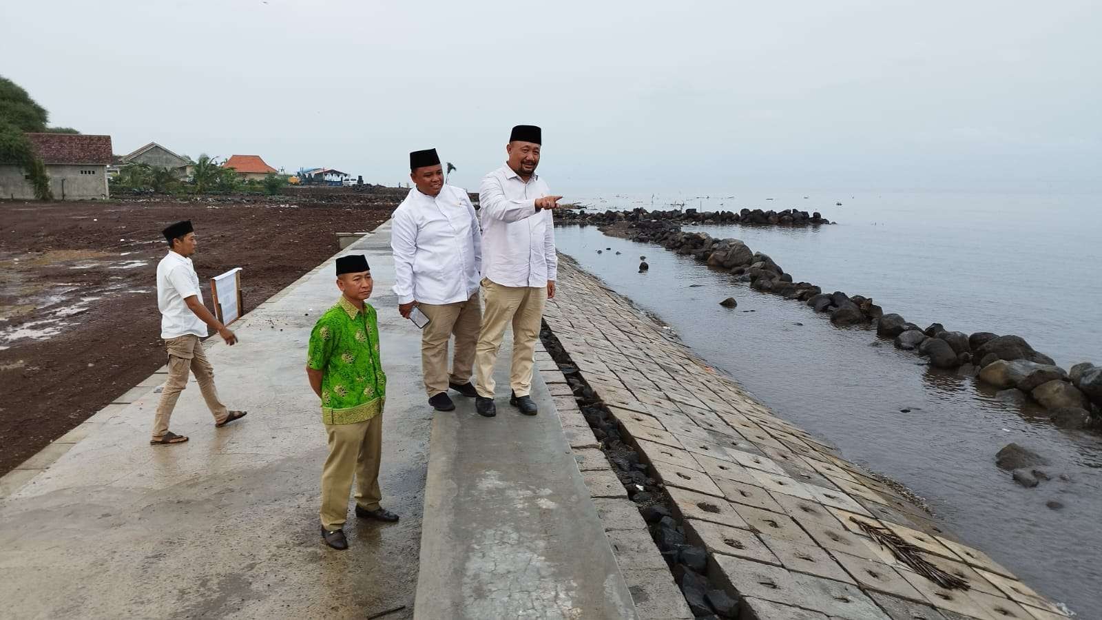 Anggota DPR RI, Sumail Abdullah melihat tanggul penahan ombak di Desa Alasbuluh, Kecamatan Wongsorejo, Banyuwangi, sudah selesai dibangun. (Foto: Muh Hujaini/Ngopibareng.id)