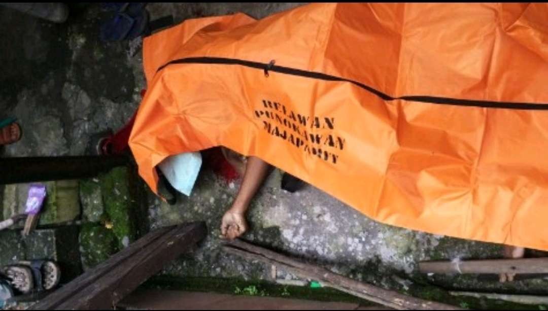 Tukang bangunan jatuh ke lantai usai kesetrum.(Foto: Dokumen Relawan)