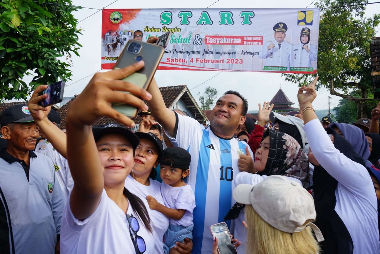 Warga Desa Ketringan akhirnya menikmati jalan mulus. (Foto: Ahmad Sampurno/Ngopibareng.id)