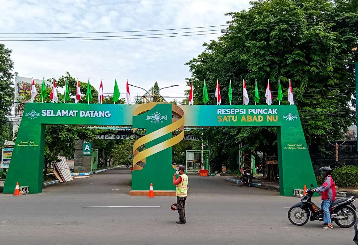 Pintu masuk gor Sidoarjo menjelang harlah satu abad NU (Foto: Aini/Ngopibareng.id)