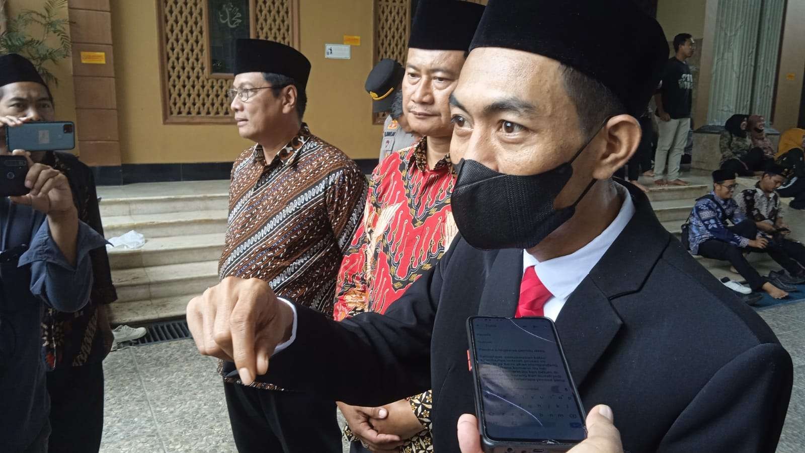 Ketua Bawaslu Lamongan Miftakhul Badar akan menindaklanjuti laporan masyarakat terkait pelanggaran kode etik penyelanggara pemilu tingkat kecamatan. (Foto: Imron Rosidi/Ngopibareng.id)