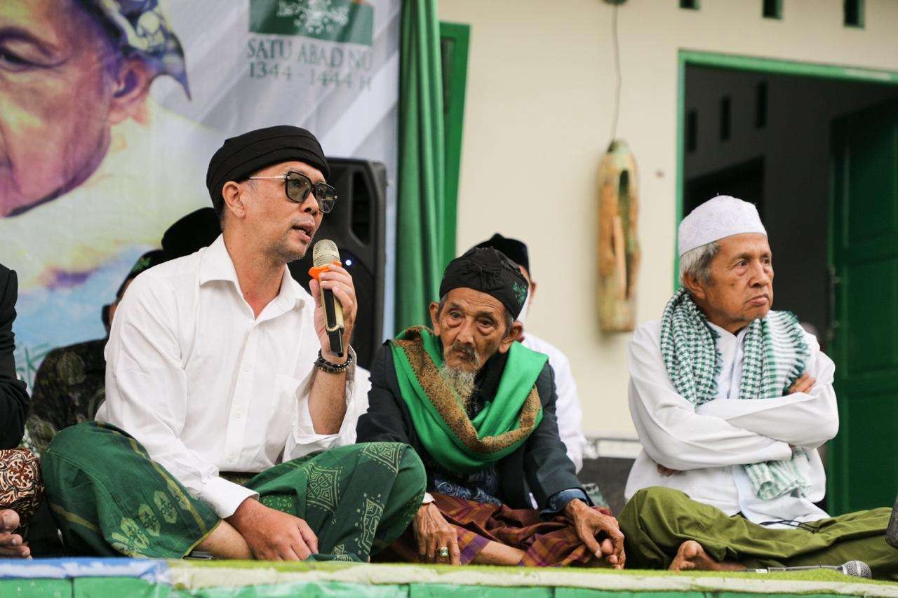 Para kiai dan ribuan nahdliyin berziarah di makam KH Hisyam Abdul Karim, pendiri Pondok Pesantren Roudlatus Sholichin Kalijaran, Kecamatan Karanganyar, Purbalingga, Minggu 5 Februari 2023. (Foto: Istimewa)