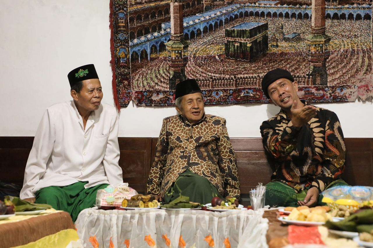 Pengurus Besar Nahdlatul Ulama (PBNU) bersilaturahmi ke Pondok Pesantren (Ponpes) Roudlotus Sholichiin Sukawarah, Kalijaran Kecamatan Karanganyar, Purbalingga, Sabtu 4 Februari 2023 malam. (Foto: Istimewa)