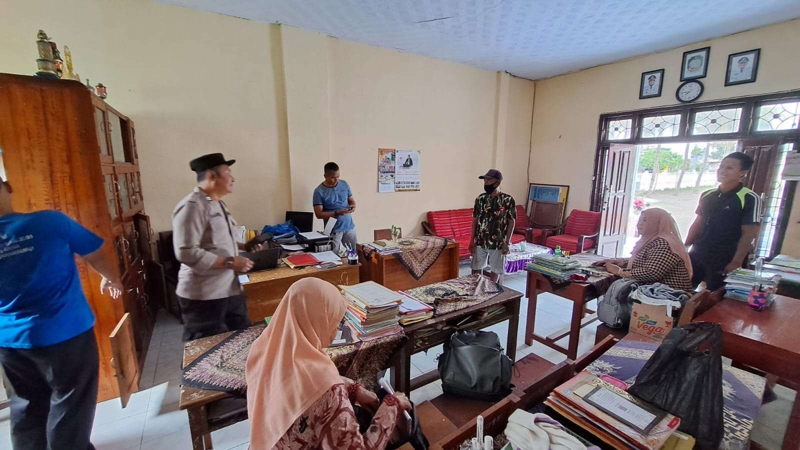 Petugas Polsek Rogojampi mengumpulkan informasi terkait pencurian di sekolah (Foto: Istimewa)