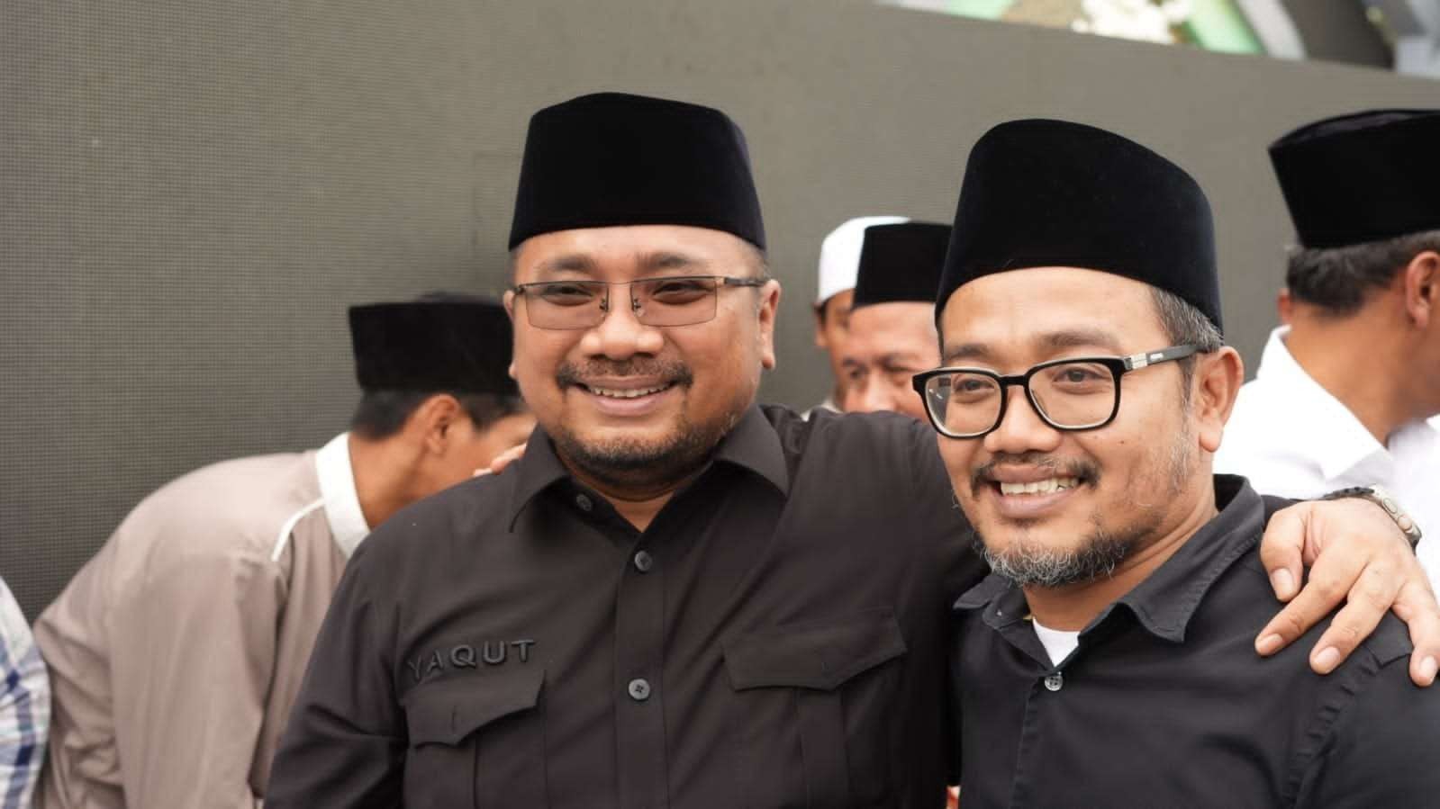 Ketua Peringatan 100 Tahun Nahdlatul Ulama PWNU Jatim KH Abdussalam Shohib (kanan) bersama Menteri Agama, yang Ketua Pelaksana Peringatan Puncak Satu Abad NU, Yaqut Cholil Qoumas. (Foto: adi/ngopibareng.id)