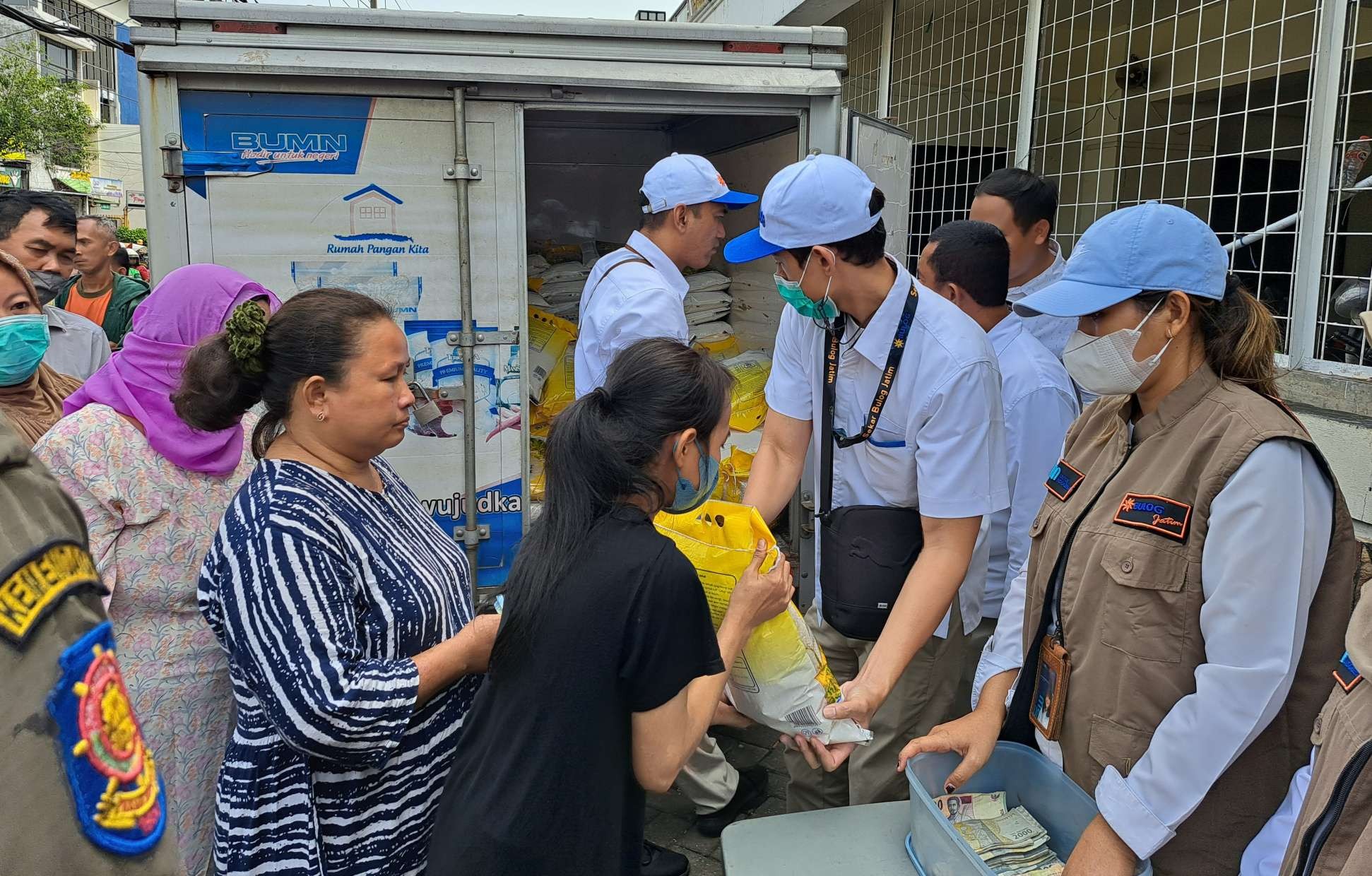 Operasi pasar yang digelar Bulog dengan Pemerintah Kota di pasar Tambakrejo Surabaya. (Foto: Pita Sari/Ngopibareng.id)