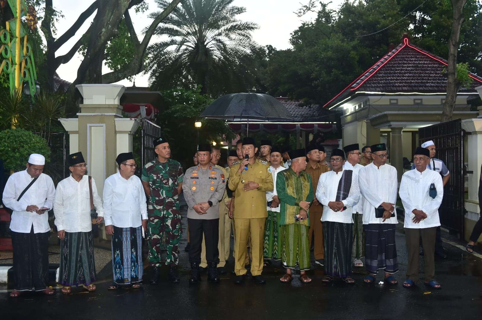 Bupati Lamongan Yuhronur Efendi didampingi Kapolres dan Dandim 0812 Lamongan saat memberangkatkan warga Nahdliyin yang hendak ke Sidoarjo (Foto: Dokumentasi Dinas Kominfo Lamongan)