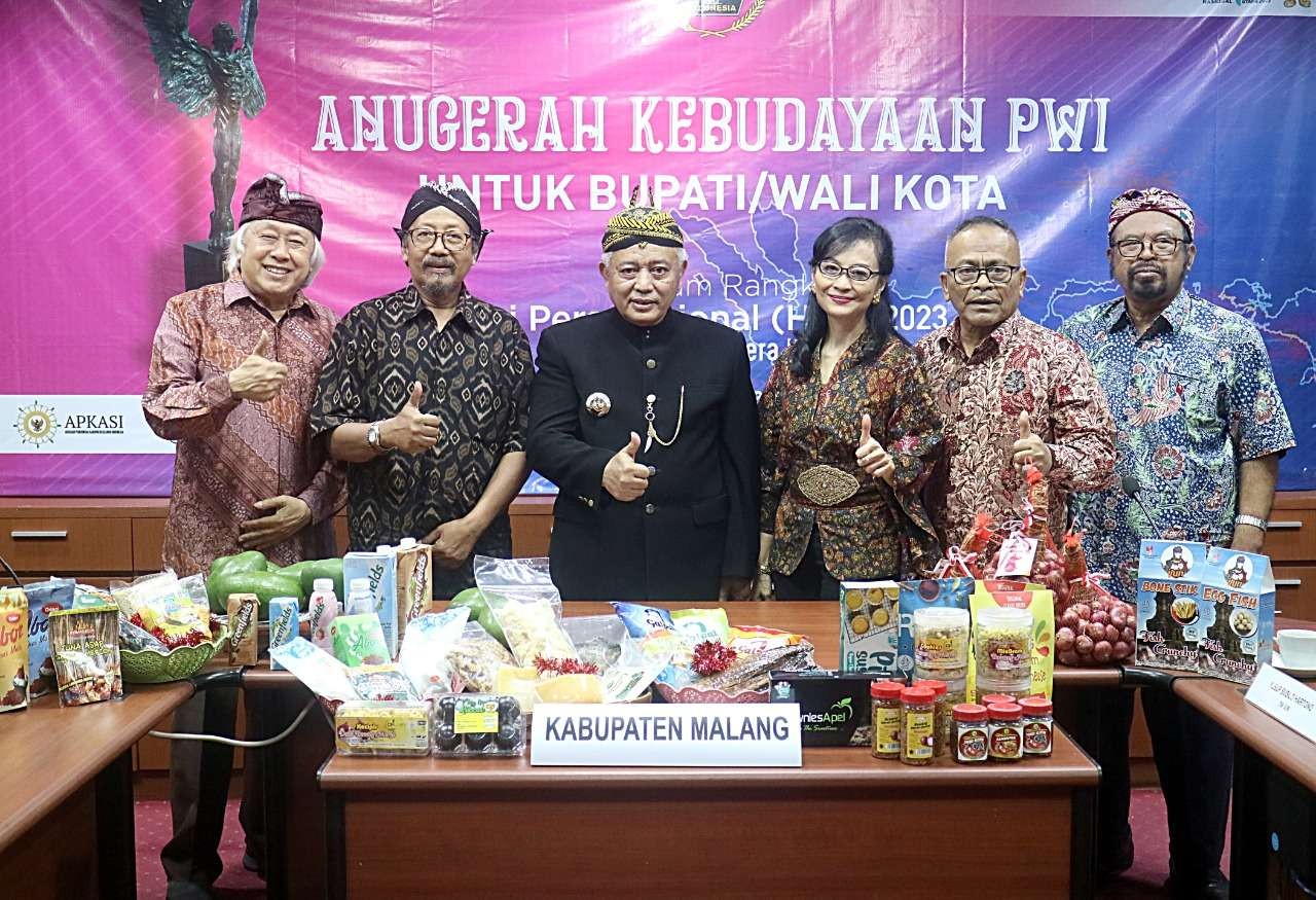 Bupati Malang M. Sanusi (tengah) diapit Tim Juri AK PWI Pusat: Agus Dermawan T, Yusuf Susilo Hartono, Nungki Kusumastuti, Atal S. Depari, dan Ninok Leksono, serta beberapa contoh hasil bumi dan produk unggulan. (Foto: Malik untuk Ngopibareng.id)