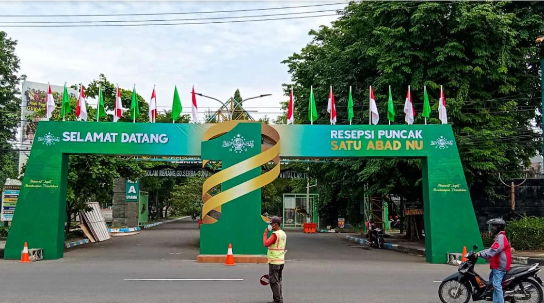 Gapura pintu masuk Harlah 1 Abad NU di GOR Sidoarjo (foto : Aini/Ngopibareng.id)