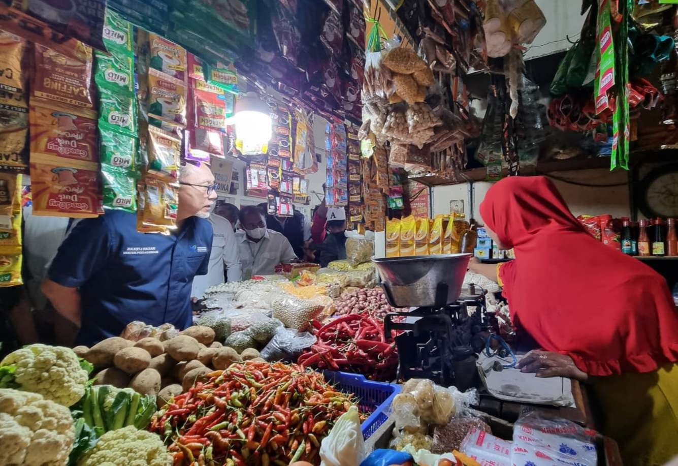 Mendag Zulkifli Hasan saat melakukan sidak di Pasar Tambakrejo Surabaya. (Foto: Pita Sari/Ngopibareng.id