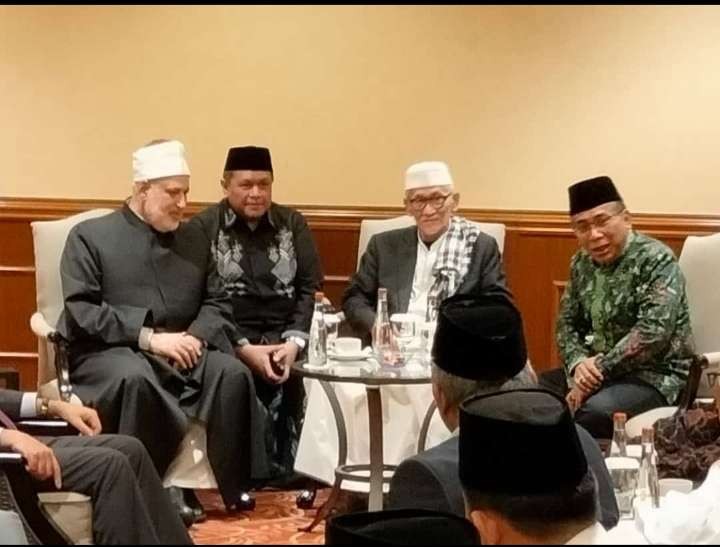 Rais Am PBNU KH Miftachul Akyar dan Ketua Umum PBNU KH Yahya Cholil Staquf, silaturahmi bersama ulama dunia pada Muktamar Internasional Fikih Peradaban I yang digelar PBNU di Surabaya, 5-6 Februari 2023 di Hotel Shangri-La Surabaya. Rangkaian acara Puncak Resepsi Harlah 1 Abad NU di GOR Delta Sidoarjo, 7 Februari 2023. (Foto: adi/ngopibareng.id)