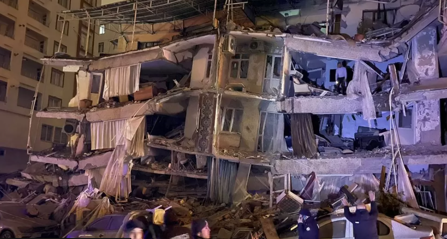 Gempa berkekuatan 7,8 magnitudo mengguncang Turki bagian selatan dekat dengan perbatasan Suriah. Sedikitnya 100 orang meninggal. (Foto: Getty Images via BBC)