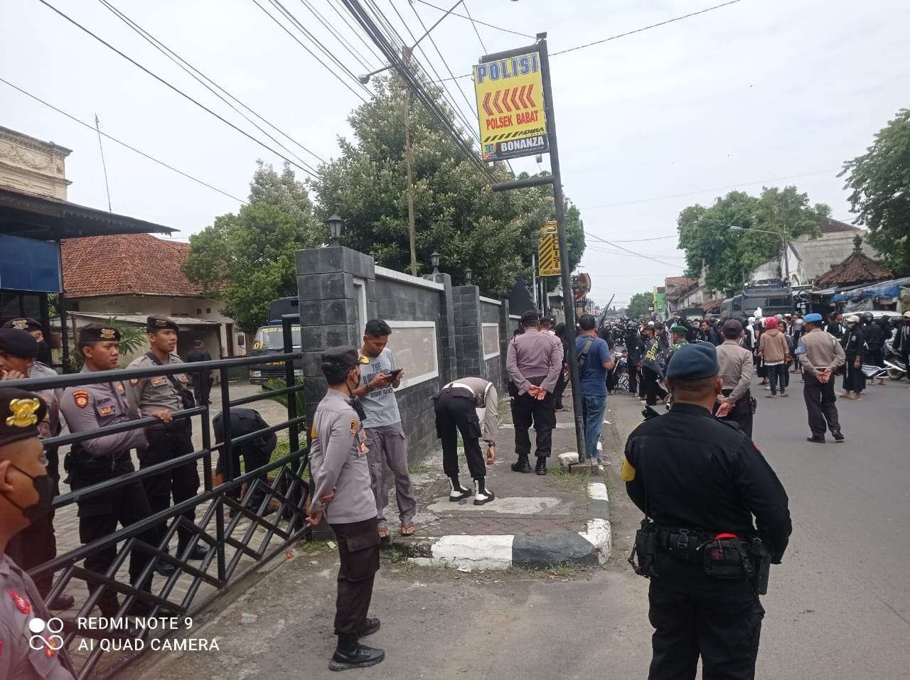 Aksi unjuk rasa di Polsek Babat  menuntut pengungkapan kasus pengeroyokan beberapa waktu lalu. (Foto: Istimewa)