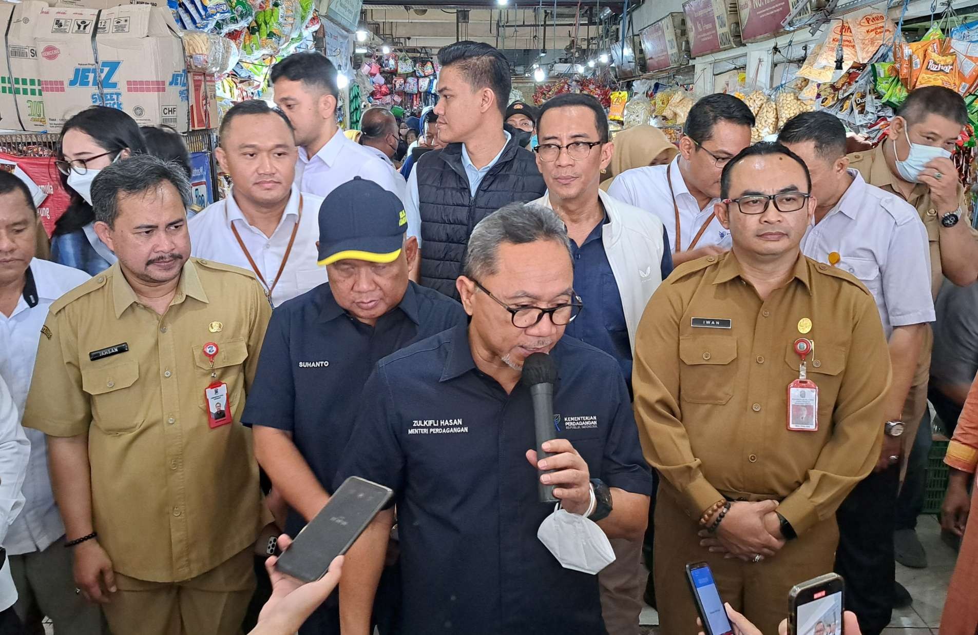 Menteri Perdangan (Mendag) Republik Indonesia, Zulkifli Hasan (Zulhas) ditemui di Pasar Tambakrejo Surabaya. (Foto: Pita Sari/Ngopibareng.id)