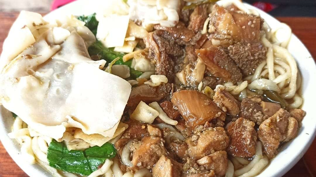 Mie ayam daging babat khas Wong Kediri,  lezatnya nagih dan bikin kenyang (Foto: Fendi Lesmana/ngopibareng.id)