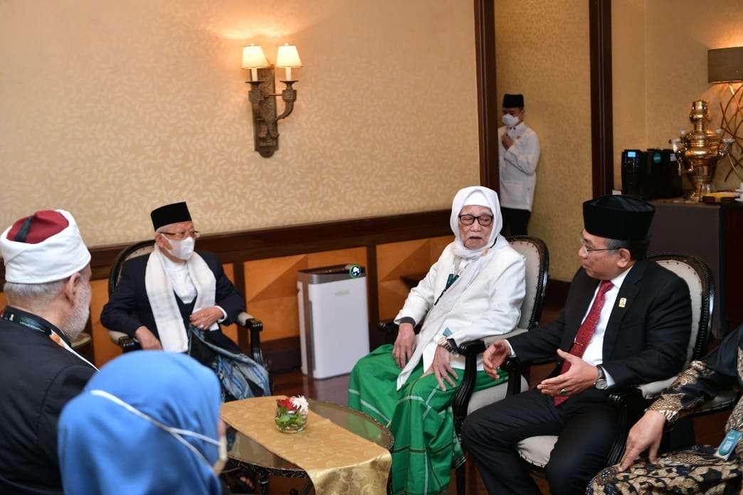 Wapres KH Ma'ruf Amin, Rais Syuriah PWNU Jatim KH M Anwar Manshur dan Ketua Umum PBNU KH Yahya Cholil Staquf, dalam arena Muktamar Internasional Fikih Peradaban I yang digelar PBNU di Surabaya. (Foto: ltn-pbnu)